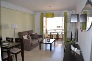- un salon avec un canapé et une table dans l'établissement Precioso apartamento en primera linea de playa, à Algarrobo-Costa