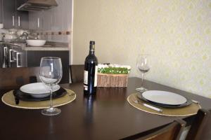 - une table avec une bouteille de vin et deux verres dans l'établissement Precioso apartamento en primera linea de playa, à Algarrobo-Costa
