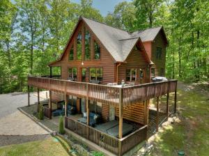 Casa de madera grande con terraza grande en Casa Rustica Cabin with Mountain Views & Hot Tub, en Blue Ridge