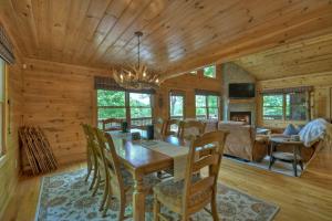 comedor y sala de estar con mesa y sillas en Casa Rustica Cabin with Mountain Views & Hot Tub, en Blue Ridge