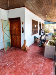 una habitación con una motocicleta estacionada junto a una puerta en Capibara guest house, en Leticia