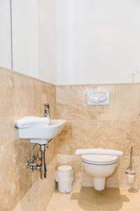 La salle de bains est pourvue d'un lavabo et de toilettes. dans l'établissement A Casa Residenz, à Sölden