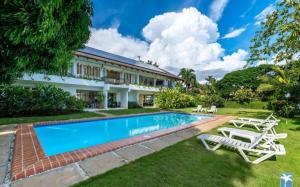 een afbeelding van een huis met een zwembad bij Holiday Villa 19 in La Romana