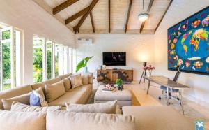 een woonkamer met een bank en een tafel bij Holiday Villa 19 in La Romana
