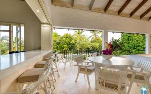 eine Küche und ein Esszimmer mit einem Tisch und Stühlen in der Unterkunft Holiday Villa 19 in La Romana