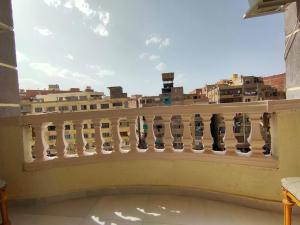 d'un balcon avec vue sur la ville. dans l'établissement Cozy Modern Apartment In El-Nozha, au Caire