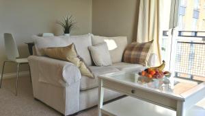 A seating area at Marine View Holiday Apartment Dundee 