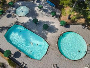 uma vista superior de uma piscina com pessoas nela em Huttopia Fontvieille em Fontvieille