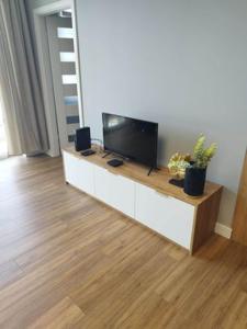 TV i/ili multimedijalni sistem u objektu Apartament blisko stacji kolejowej