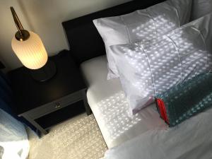 Giường trong phòng chung tại Su Kho Rom always home ศุโขรมย์ - Adults Only +32 ảnh