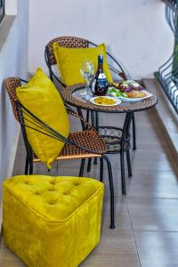 Φαγητό σε αυτό το διαμέρισμα ή κάπου εκεί κοντά