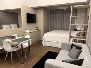 um quarto de hotel com uma cama, uma mesa e um sofá em Tulip Inn Sorocaba em Sorocaba