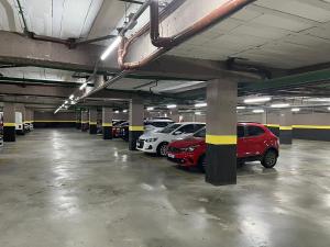 un garage con diverse auto parcheggiate all'interno di Tulip Inn Sorocaba a Sorocaba