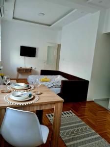 TV a/nebo společenská místnost v ubytování Karibo Apartman 2