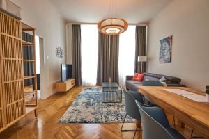 a living room with a table and a couch at Trendy Apartment 3 Zimmer zentral gelegen in Vienna