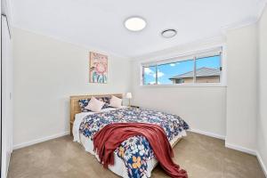 una camera con letto e finestra di Brand new fancy house in the heart of Leppington a Horningsea Park