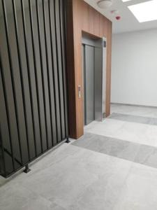 una habitación vacía con un pasillo con una puerta en Nowy Apartament en Mińsk Mazowiecki