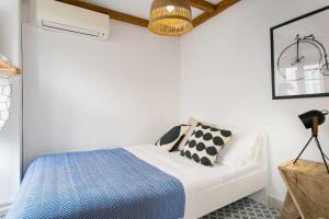 リスボンにあるEstudio NovoCentro CongressosLX Factoryのベッドルーム1室(青と白のベッド1台付)