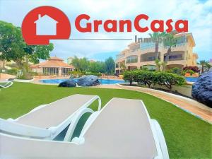 Un cartel que dice Grand Cayaza con una patineta en un parque. en CASA AVVA, en San Miguel de Abona