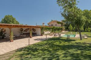 un patio con piscina y una casa en Masos Can Sot, en Pont de Molins