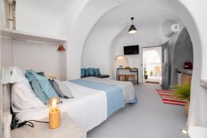1812 Caves 'n Mansion في كارتيرادوس: غرفة نوم مع سرير وغرفة معيشة