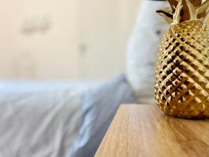un jarrón de piña sentado en una mesa junto a una cama en Villa SYAGRUS - Easy Home Booking en Niza