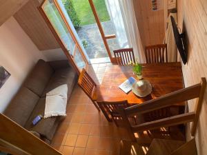 eine Aussicht über ein Wohnzimmer mit einem Tisch und einem Sofa in der Unterkunft Casa Anna in Vesta