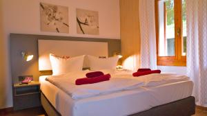 Un dormitorio con una cama grande con almohadas rojas. en Casa Anna, en Vesta