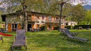 eine Gruppe von Stühlen vor einem Haus in der Unterkunft Casa Anna in Vesta