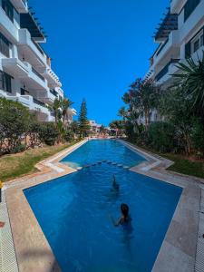 una persona en la piscina de un complejo en Visit Oued Laou - Jawhara, en Oued Laou