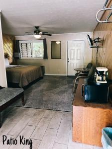uma sala de estar com uma cama e uma mesa em Stony Creek Motel em Maggie Valley