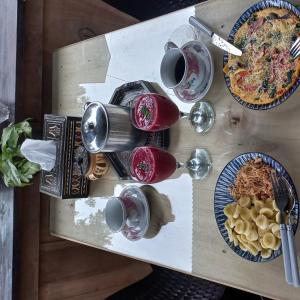 una mesa cubierta con platos de comida y bebida en Toraja Homestay & Coffee Bunna, en Rantepao