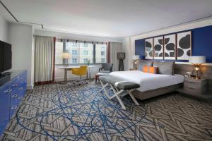 Cama ou camas em um quarto em The Royal Sonesta Washington DC Dupont Circle