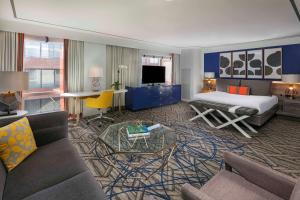 Uma TV ou centro de entretenimento em The Royal Sonesta Washington DC Dupont Circle