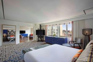 Uma TV ou centro de entretenimento em The Royal Sonesta Washington DC Dupont Circle