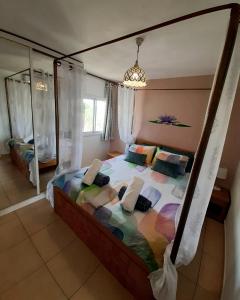 een slaapkamer met een groot bed met een baldakijn bij Bluestone Vacations in Lev Eilat in Eilat