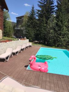 un cisne de plástico rosa en una piscina en Маєток Ліс і Гори en Bukovel