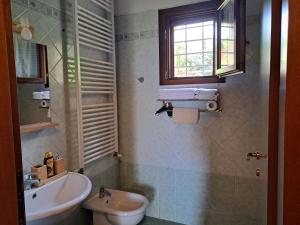 ContignanoにあるVilletta Piaのバスルーム(洗面台、トイレ付)、窓が備わります。