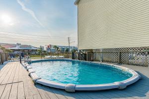 una gran piscina junto a un edificio en Summer Salt by Meyer Vacation Rentals, en Gulf Shores