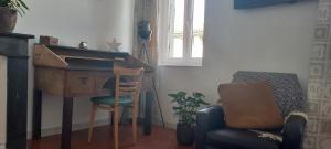 - un salon avec un bureau et une chaise dans l'établissement La maison de Malaurie, à Gruissan