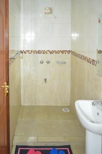 La salle de bains est pourvue d'une douche, de toilettes et d'un lavabo. dans l'établissement Lux Suites 2 Bedroom Diamonte Apartment Ngara, à Nairobi