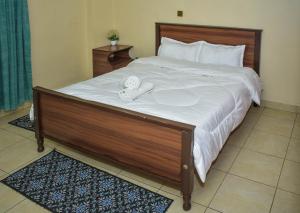- un grand lit avec 2 serviettes blanches dans l'établissement Lux Suites 2 Bedroom Diamonte Apartment Ngara, à Nairobi