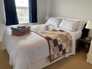 Ένα ή περισσότερα κρεβάτια σε δωμάτιο στο Spacious 4-Bed Beach Retreat for Families Steps from the Shore in Pevensey Bay