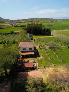 eine Luftansicht eines Hauses auf einem Feld in der Unterkunft L'Oasi della Fonte in Albanella