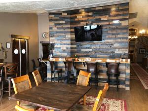 um restaurante com um bar com uma televisão numa parede de tijolos em Zion Cliff Lodge em Hildale