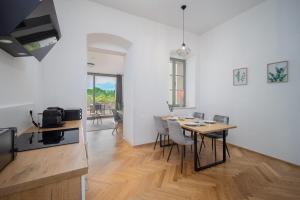 een keuken en eetkamer met een tafel en stoelen bij CoView - Bautzen - Design Apartment in der Altstadt mit fantastischem Ausblick in Bautzen