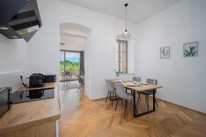 a kitchen and dining room with a table and chairs at CoView - Bautzen - Design Apartment in der Altstadt mit Terrasse und fantastischem Ausblick in Bautzen