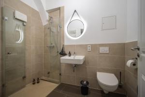 a bathroom with a shower and a toilet and a sink at CoView - Bautzen - Design Apartment in der Altstadt mit Terrasse und fantastischem Ausblick in Bautzen