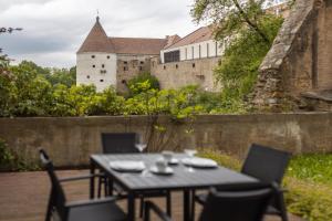 a table and chairs with a castle in the background at CoView - Bautzen - Design Apartment in der Altstadt mit Terrasse und fantastischem Ausblick in Bautzen