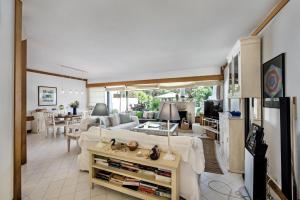 un soggiorno con un divano e un tavolo di Victory Village Beach Villa - Quinta do Lago a Quinta do Lago